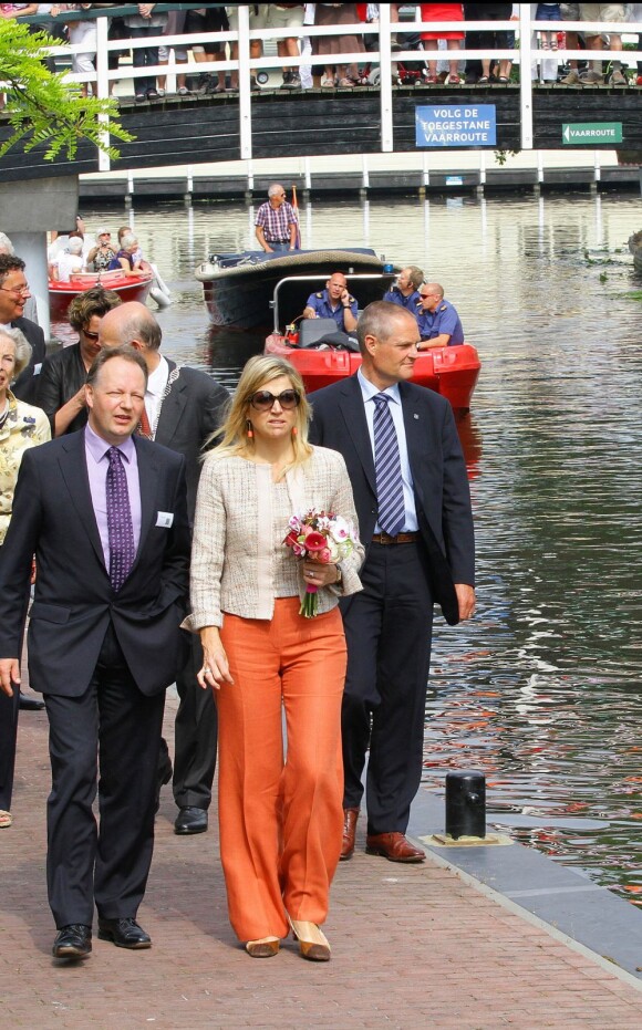 La princesse Maxima des Pays-Bas à la découverte du Musée Broekerveiling du village de Broek op Langedijk, le 5 juillet 2012. Il s'agit de l'ancien site des ventes aux enchères de fruits et légumes, acheminés par barque, jusqu'en 1973. Une pratique que le village fait ponctuellement revivre.