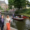 La princesse Maxima des Pays-Bas à la découverte du Musée Broekerveiling du village de Broek op Langedijk, le 5 juillet 2012. Il s'agit de l'ancien site des ventes aux enchères de fruits et légumes, acheminés par barque, jusqu'en 1973. Une pratique que le village fait ponctuellement revivre.