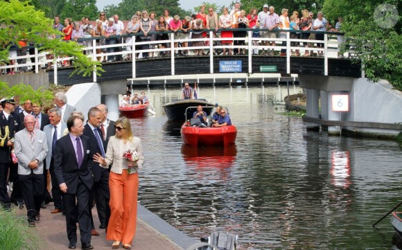 La princesse Maxima des Pays-Bas à la découverte du Musée Broekerveiling du village de Broek op Langedijk, le 5 juillet 2012. Il s'agit de l'ancien site des ventes aux enchères de fruits et légumes, acheminés par barque, jusqu'en 1973. Une pratique que le village fait ponctuellement revivre.