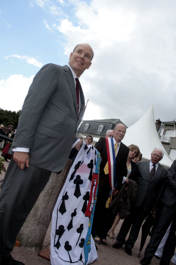 Le prince Albert II de Monaco, qui porte encore le titre de Sire de Matignon hérité de ses ancêtres, était en visite en Bretagne, en Pays de Matignon, les 5 et 6 juillet 2012, désireux de découvrir cette partie de ses racines et de renouer des liens avec ses habitants.