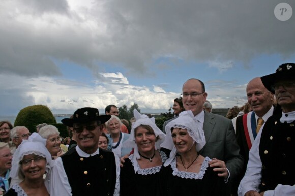 Accueilli par des danseurs et danseuses en tenue traditionnelle, le souverain monégasque s'est même essayé à quelques pas de danse au son du biniou. Le prince Albert II de Monaco, qui porte encore le titre de Sire de Matignon hérité de ses ancêtres, était en visite en Bretagne, en Pays de Matignon, les 5 et 6 juillet 2012, désireux de découvrir cette partie de ses racines et de renouer des liens avec ses habitants.