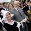 Accueilli par des danseurs et danseuses en tenue traditionnelle, le souverain monégasque s'est même essayé à quelques pas de danse au son du biniou. Le prince Albert II de Monaco, qui porte encore le titre de Sire de Matignon hérité de ses ancêtres, était en visite en Bretagne, en Pays de Matignon, les 5 et 6 juillet 2012, désireux de découvrir cette partie de ses racines et de renouer des liens avec ses habitants.