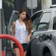 Selena Gomez fait le plein de son 4x4 dans une station service de Los Angeles, le vendredi 6 juillet 2012.