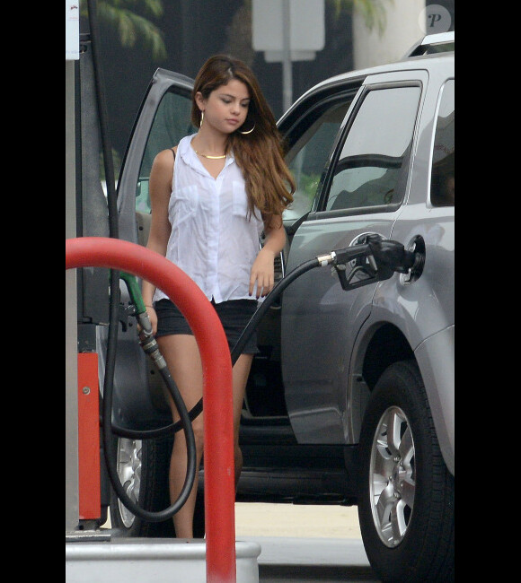 Selena Gomez fait le plein de son 4x4 dans une station service de Los Angeles, le vendredi 6 juillet 2012.