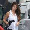 Selena Gomez fait le plein de sa voiture dans une station service de Los Angeles, le vendredi 6 juillet 2012.