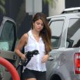 Selena Gomez fait le plein de sa voiture dans une station service de Los Angeles, le vendredi 6 juillet 2012.