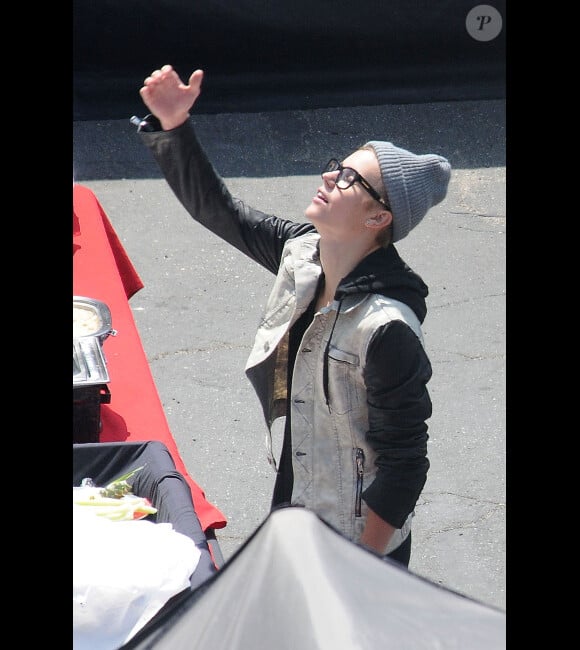 Justin Bieber, bonnet sur la tête, à Los Angeles, sur le tournage de son nouveau clip As long as you love me, le vendredi 6 juillet 2012.