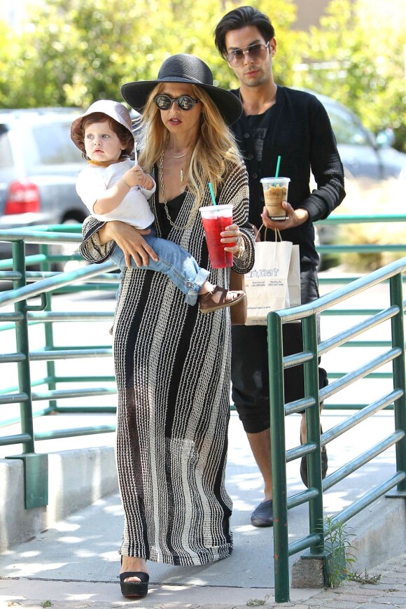Rachel Zoe, son fils Skyler et son ami et coiffeur Joey Maalouf font du shopping au Malibu Country Mart. le 6 juillet 2012.