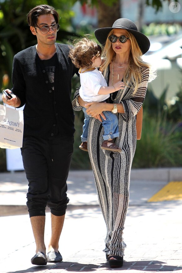 Rachel Zoe, son fils Skyler et son ami et coiffeur Joey Maalouf font du shopping à Malibu, le 6 juillet 2012.