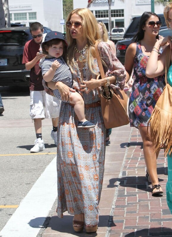 Rachel Zoe et son fils Skyler à Malibu, le 7 juillet 2012.