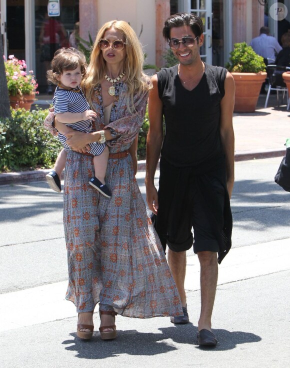 Rachel Zoe, son fils Skyler et son ami et coiffeur Joey Maalouf à Malibu, le 7 juillet 2012.