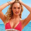 Candice Swanepoel, super sexy habillée des bikinis Victoria's Secret, nous montre la voie pour un été mémorable.