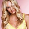 Candice Swanepoel ose l'affriolante lingerie jaune pour Victoria's Secret.