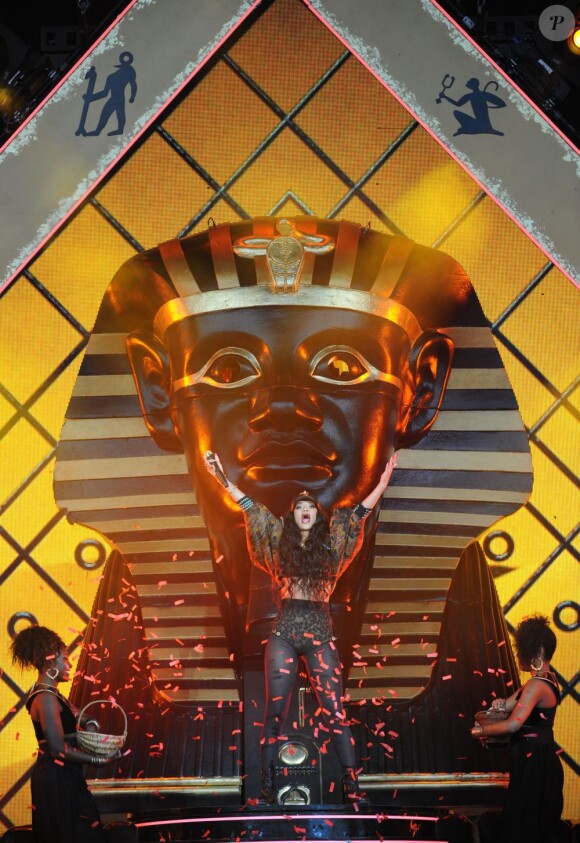 Rihanna et son sphinx sur scène au Wireless Festival, à Londres, le 8 juillet 2012.