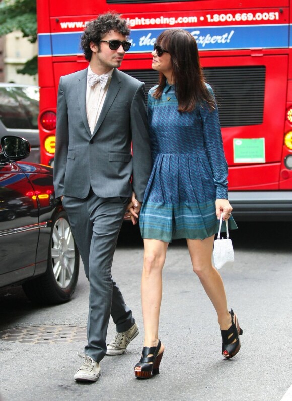 Kristen Wiig et Fabrizio Moretti à la sortie du mariage d'Ellie Kemper, à New York, le 7 juillet 2012.