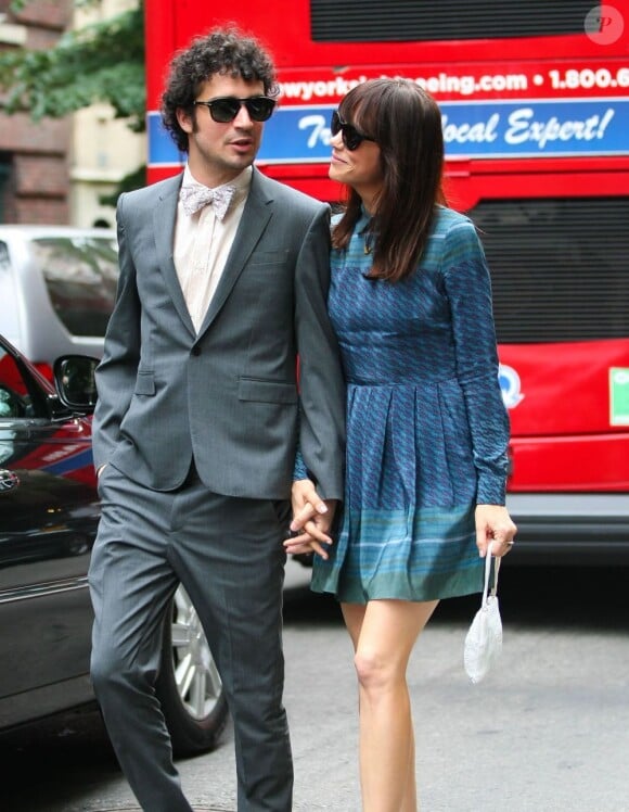 Kristen Wiig et le rockeur Fabrizio Moretti à la sortie du mariage d'Ellie Kemper, à New York, le 7 juillet 2012.