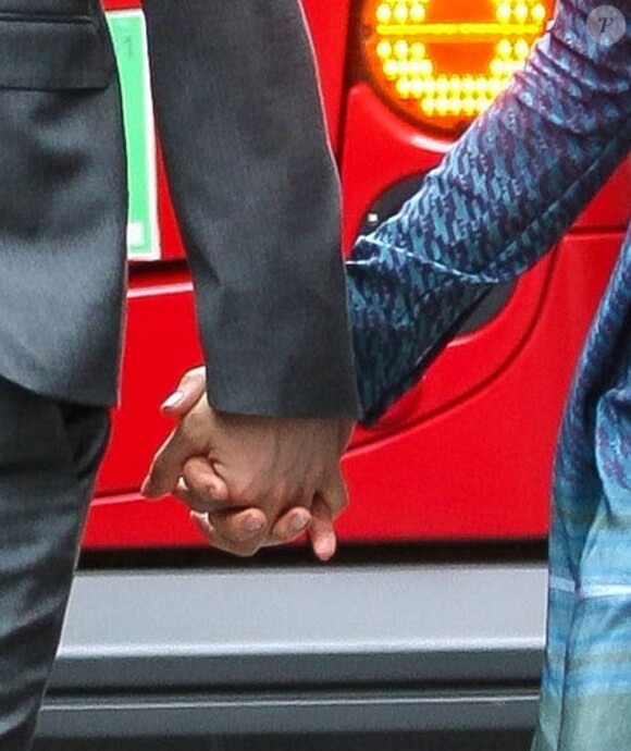 Kristen Wiig et Fabrizio Moretti main dans la main à la sortie du mariage d'Ellie Kemper, à New York, le 7 juillet 2012.