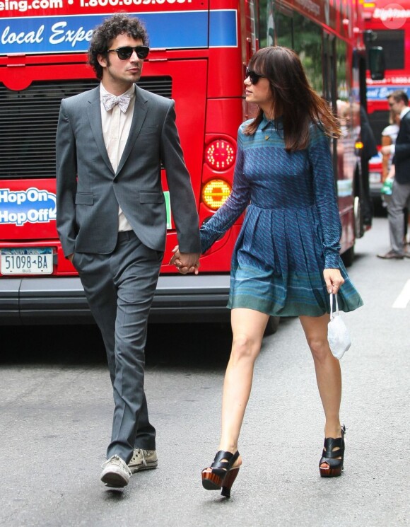 La star de Mes meilleures amies, Kristen Wiig, et Fabrizio Moretti à la sortie du mariage d'Ellie Kemper, à New York, le 7 juillet 2012.
