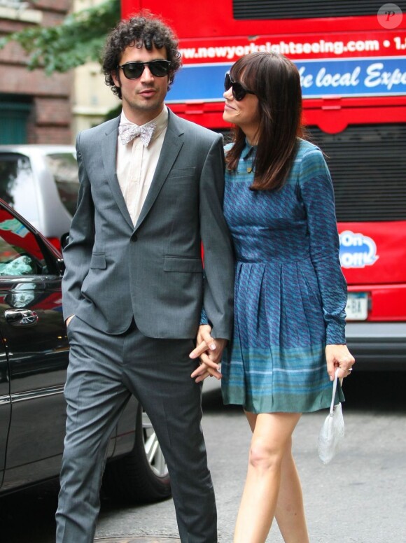 Kristen Wiig et Fabrizio Moretti à la sortie du mariage d'Ellie Kemper, à New York, le 7 juillet 2012.