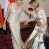 Charlene et Daniella Schadt étaient au diapason, côté dress code. Le prince Albert et la princesse Charlene de Monaco, superbe dans une robe champagne et or, étaient le 9 juillet 2012 les invités d'honneur au château de Bellevue, à Berlin, d'un dîner de gala donné par le président allemand Joachim Gauck et sa compagne Daniella Schadt à l'occasion de leur visite officielle.
