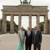 Le prince Albert et la princesse Charlene de Monaco en visite à la porte de Brandebourg, à Berlin, le 9 juillet 2012 avec le maire Klaus Wowereit.