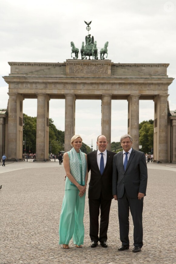 Le prince Albert et la princesse Charlene de Monaco en visite à la porte de Brandebourg, à Berlin, le 9 juillet 2012 avec le maire Klaus Wowereit.