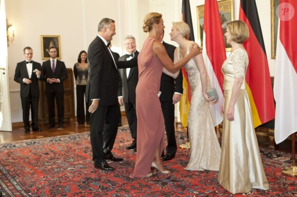 Entre la princesse Charlene et la championne de natation allemande Franziska van Almsick, les retrouvailles ont été très chaleureuses.
Le prince Albert et la princesse Charlene de Monaco, superbe dans une robe champagne et or, étaient le 9 juillet 2012 les invités d'honneur au château de Bellevue, à Berlin, d'un dîner de gala donné par le président allemand Joachim Gauck et sa compagne Daniella Schadt à l'occasion de leur visite officielle.