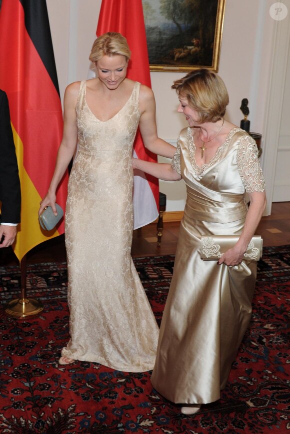Charlene et Daniella Schadt étaient au diapason, côté dress code. Le prince Albert et la princesse Charlene de Monaco, superbe dans une robe champagne et or, étaient le 9 juillet 2012 les invités d'honneur au château de Bellevue, à Berlin, d'un dîner de gala donné par le président allemand Joachim Gauck et sa compagne Daniella Schadt à l'occasion de leur visite officielle.