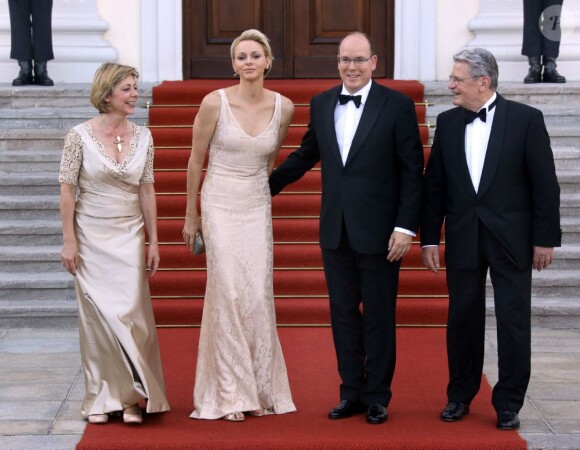 Le prince Albert et la princesse Charlene de Monaco, superbe dans une robe champagne et or, étaient le 9 juillet 2012 les invités d'honneur au château de Bellevue, à Berlin, d'un dîner de gala donné par le président allemand Joachim Gauck et sa compagne Daniella Schadt à l'occasion de leur visite officielle.