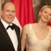 Le prince Albert et la princesse Charlene de Monaco, superbe dans une robe champagne et or, étaient le 9 juillet 2012 les invités d'honneur au château de Bellevue, à Berlin, d'un dîner de gala donné par le président allemand Joachim Gauck et sa compagne Daniella Schadt à l'occasion de leur visite officielle.