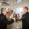 Le prince Albert et la princesse Charlene de Monaco, superbe dans une robe champagne et or, étaient le 9 juillet 2012 les invités d'honneur au château de Bellevue, à Berlin, d'un dîner de gala donné par le président allemand Joachim Gauck et sa compagne Daniella Schadt à l'occasion de leur visite officielle.