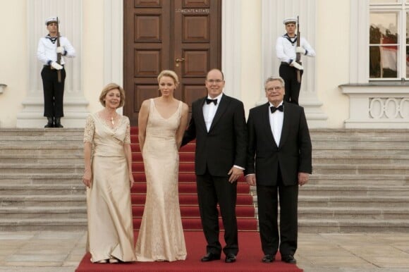 Accueillis sur le perron du château de Bellevue, à Berlin, le prince Albert et la princesse Charlene de Monaco, superbe dans une robe champagne et or, étaient le 9 juillet 2012 les invités d'honneur d'un dîner de gala donné par le président allemand Joachim Gauck et sa compagne Daniella Schadt à l'occasion de leur visite officielle.