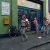Come into my world : Kylie en boucle dans les rues Paris devant la caméra de Michel Gondry, 2002.