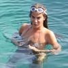 Bianca Brandolini d'Adda pique un tête et profite de l'eau turquoise de Taormina. Le 9 juillet 2012.