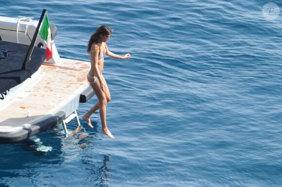 Bianca Brandolini d'Adda pique un tête et profite de l'eau turquoise de Taormina. Le 9 juillet 2012.
