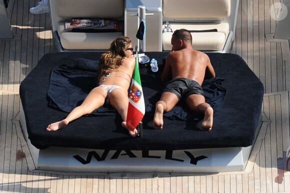 Bianca Brandolini d'Adda mène la Dolce Vita en se prélassant sur un yacht avec un charmant jeune homme. Taormina, le 9 juillet 2012.