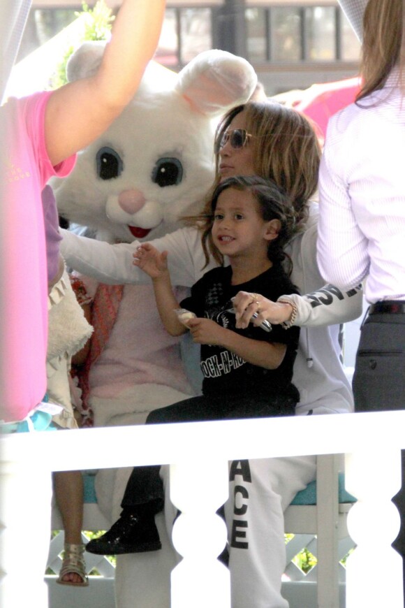 Jennifer Lopez et son fils Max le 5 avril 2012 à Los Angeles