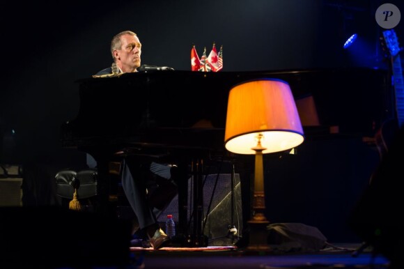 Au piano, Hugh Laurie sur la scène du Festival de Jazz de Montreux, en Suisse, le 9 juillet 2012