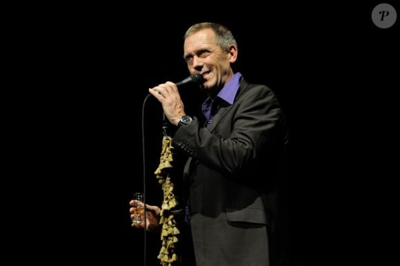 Facétieux, Hugh Laurie chante au Grand Rex, à Paris, le 10 juillet 2012
