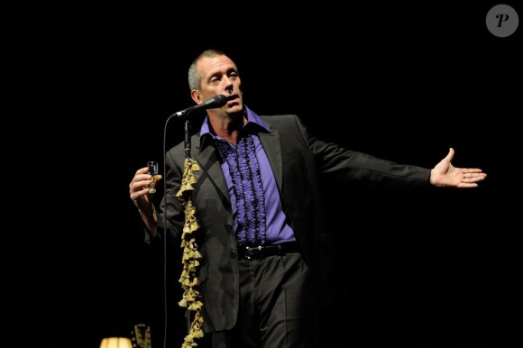 Hugh Laurie chante au Grand Rex, à Paris, le 10 juillet 2012