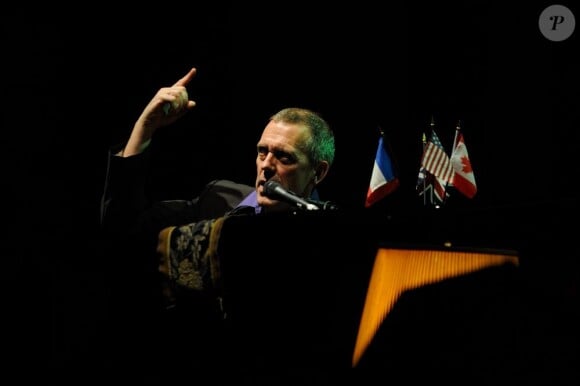 Hugh Laurie chante au Grand Rex, à Paris, le 10 juillet 2012