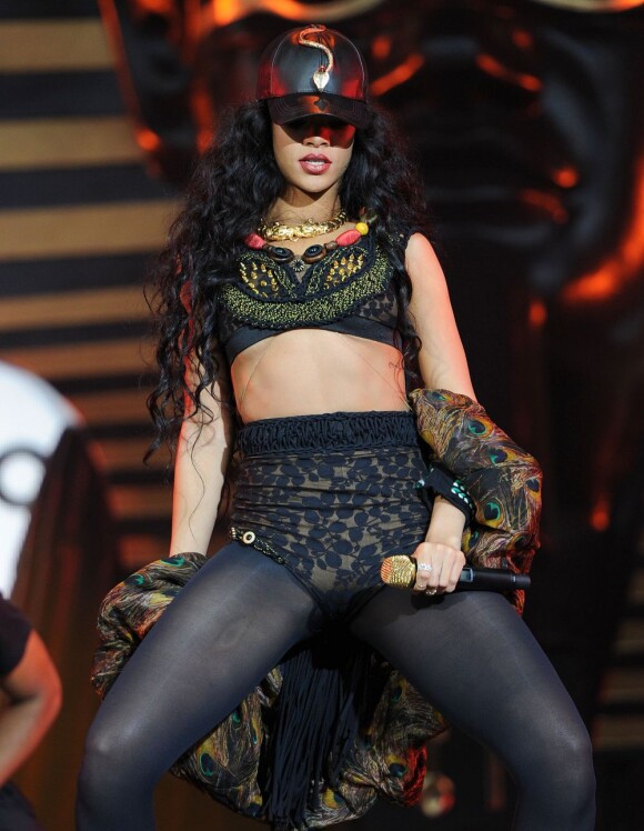 Rihanna sexy et déchaînée sur scène lors du Wireless Festival. Londres, le 8 juillet 2012.