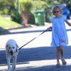 L'adorable Violet Affleck promène son chien avec sa nounou, dans les rues de Pacific Palisades, le 9 juillet 2012