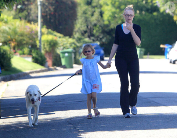 L'adorable Violet Affleck promène son chien avec sa nounou, dans les rues de Pacific Palisades, le 9 juillet 2012