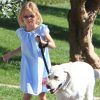 Violet Affleck promène son chien, un beau labrador blanc, dans les rues de Pacific Palisades, le 9 juillet 2012