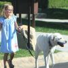 La jeune Violet Affleck promène son chien avec sa nounou, dans les rues de Pacific Palisades, le 9 juillet 2012