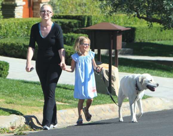 La jeune Violet Affleck promène son chien avec sa nounou, dans les rues de Pacific Palisades, le 9 juillet 2012