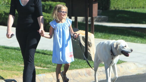 Violet Affleck promène son chien et fait courir sa nounou
