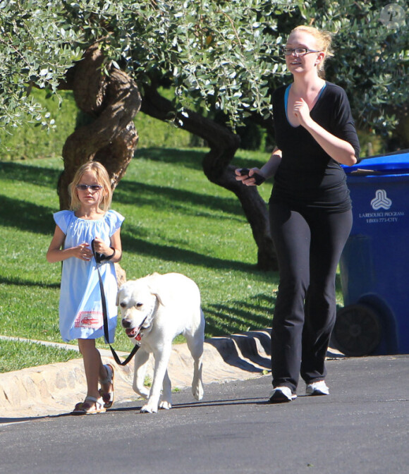 Violet Affleck promène son chien avec sa nounou, dans les rues de Pacific Palisades, le 9 juillet 2012