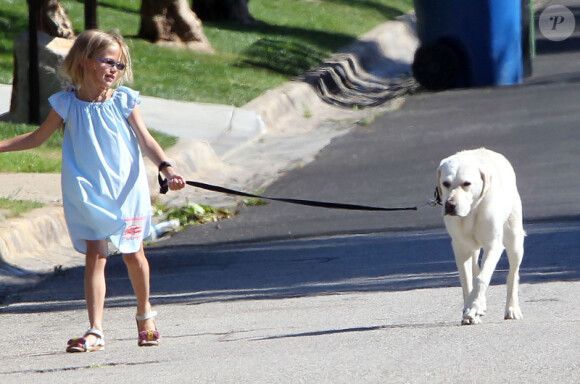 Violet Affleck, joyeuse, promène son chien avec sa nounou, dans les rues de Pacific Palisades, le 9 juillet 2012